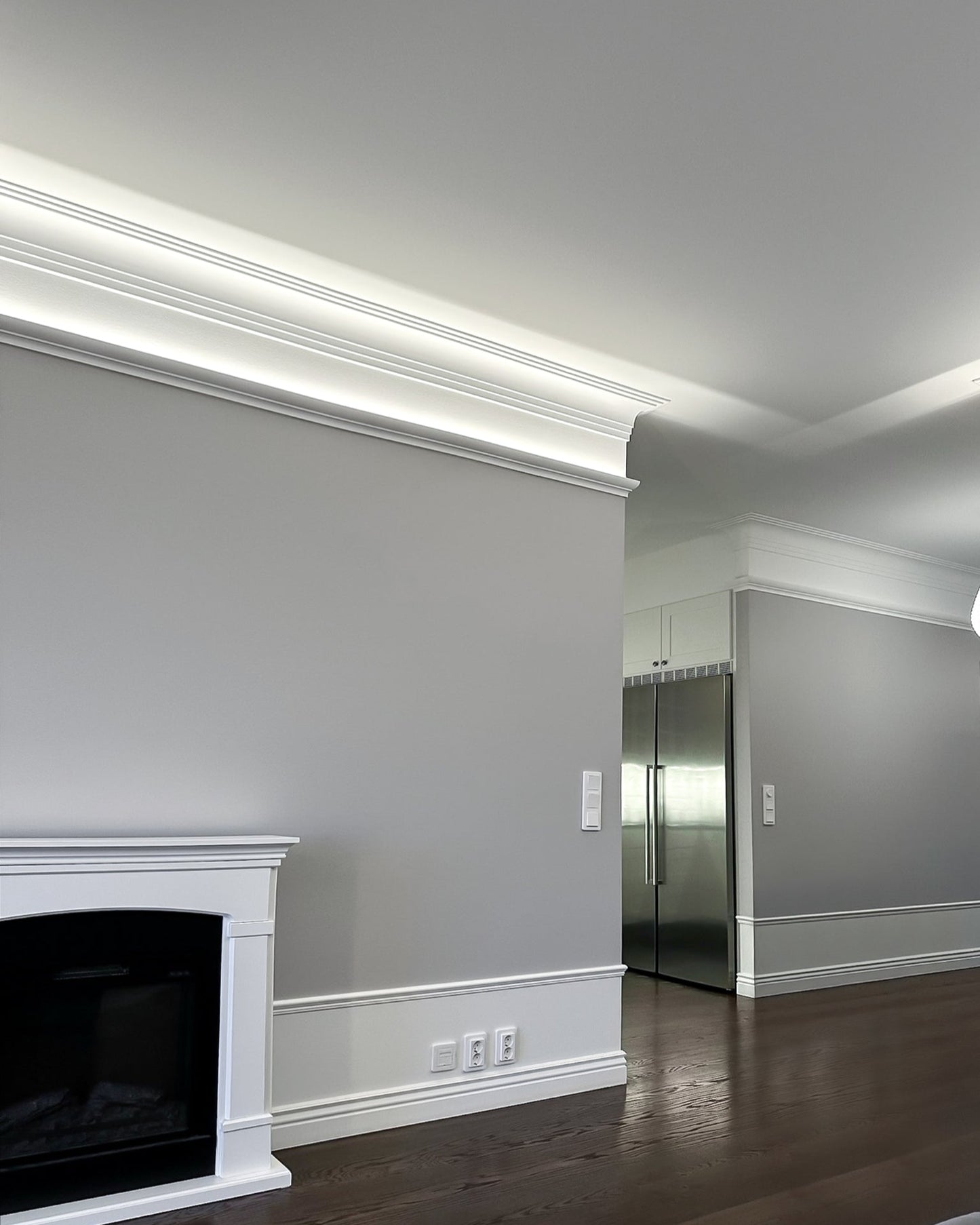 Taklisten är Z255, under taklisten sitter en taklist för ledbelysning, KF701, vägglisten som sitter en bit ovanför golvlisten är Z363, golvlisten är MD095